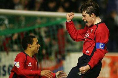 Valdo (izquierda) celebra con Muñoz el tercer gol de Osasuna.