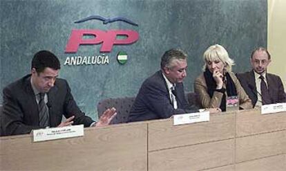 Los ministros Zaplana, Arenas y Montoro, junto a Teófila Martínez explicaron ayer el subsidio agrario.