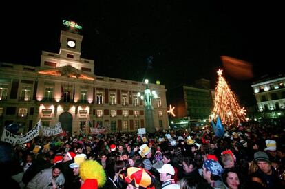 El reloj de la Puerta del Sol, en Madrid, marca las campanadas de fin de año.