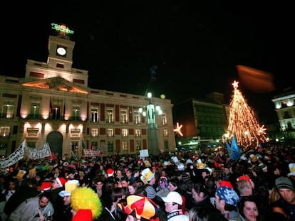 El reloj de la Puerta del Sol, en Madrid, marca las campanadas de fin de a&ntilde;o.