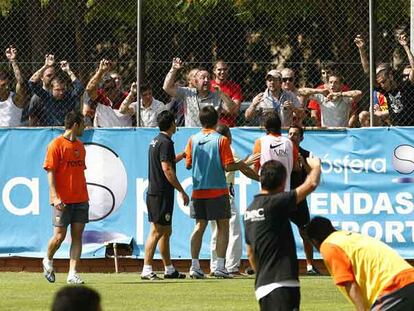 Un momento del altercado de ayer en la ciudad deportiva del Valencia en Paterna.