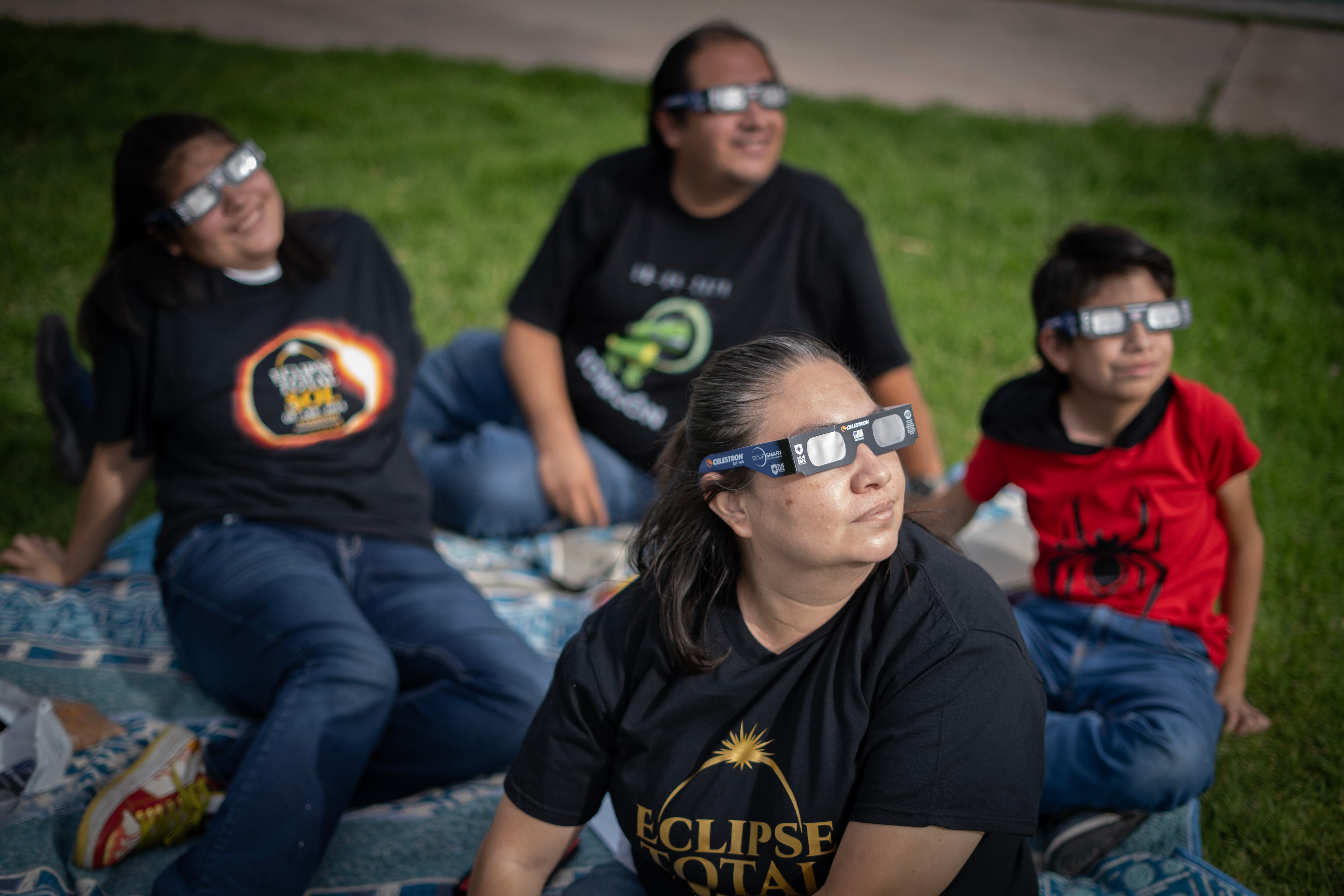 La familia González en el Bosque Urbano para observar el Eclipse Solar en Torreón, Coahuila. 8 de abril 2024.