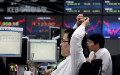 Un inversor surcoreano trabaja junto a varias pantallas en una oficina del banco surcoreano Exchange Bank, en Corea del Sur. EFE/archivo