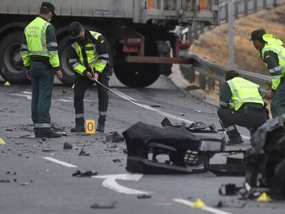 Agentes de la Guardia Civil de Tráfico delimitan un perímetro a la altura del kilómetro 16 de la carretera CL-605 (Segovia), donde este miércoles han fallecido dos personas.
