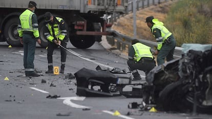 Agentes de la Guardia Civil de Tráfico delimitan un perímetro a la altura del kilómetro 16 de la carretera CL-605, en el término municipal de Anaya (Segovia), tras un accidente el pasado 1 de septiembre.