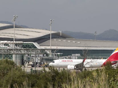 Un avió a l'aeroport de Barcelona-el Prat.