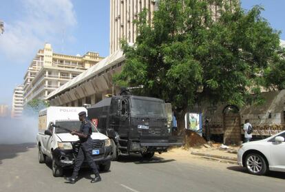 La policía bloquea los accesos a la plaza de la Independencia usando gases lacrimógenos, ayer en Dakar.