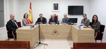 De izquierda a derecha, José Antonio Arcila (abogado independiente), Purificación Pujo (directora de la ETJ)l, Ricardo Rodríguez (magistrado titular del Juzgado de lo Penal número 11 de Madrid), Javier Moscoso (presidente del Consejo Académico de Thomson Reuters), Álvaro Lucini (notario de Madrid), Virginia Sánchez (directora ejecutiva de la ETJ) y Delfina Ayerza (responsable del Área de Formación de Thomson Reuters) en la sala de vistas de la ETJ.