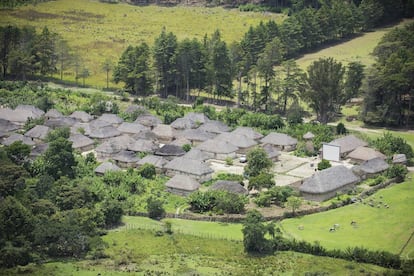 Los arhuacos viven en casas circulares con paredes de barro, techos de paja y bases formadas por piedras, en el norte de Colombia. Allí, no llega la electricidad ni el agua corriente. Los ríos y las quebradas que rodean su territorio les proporcionan el suministro líquido necesario.