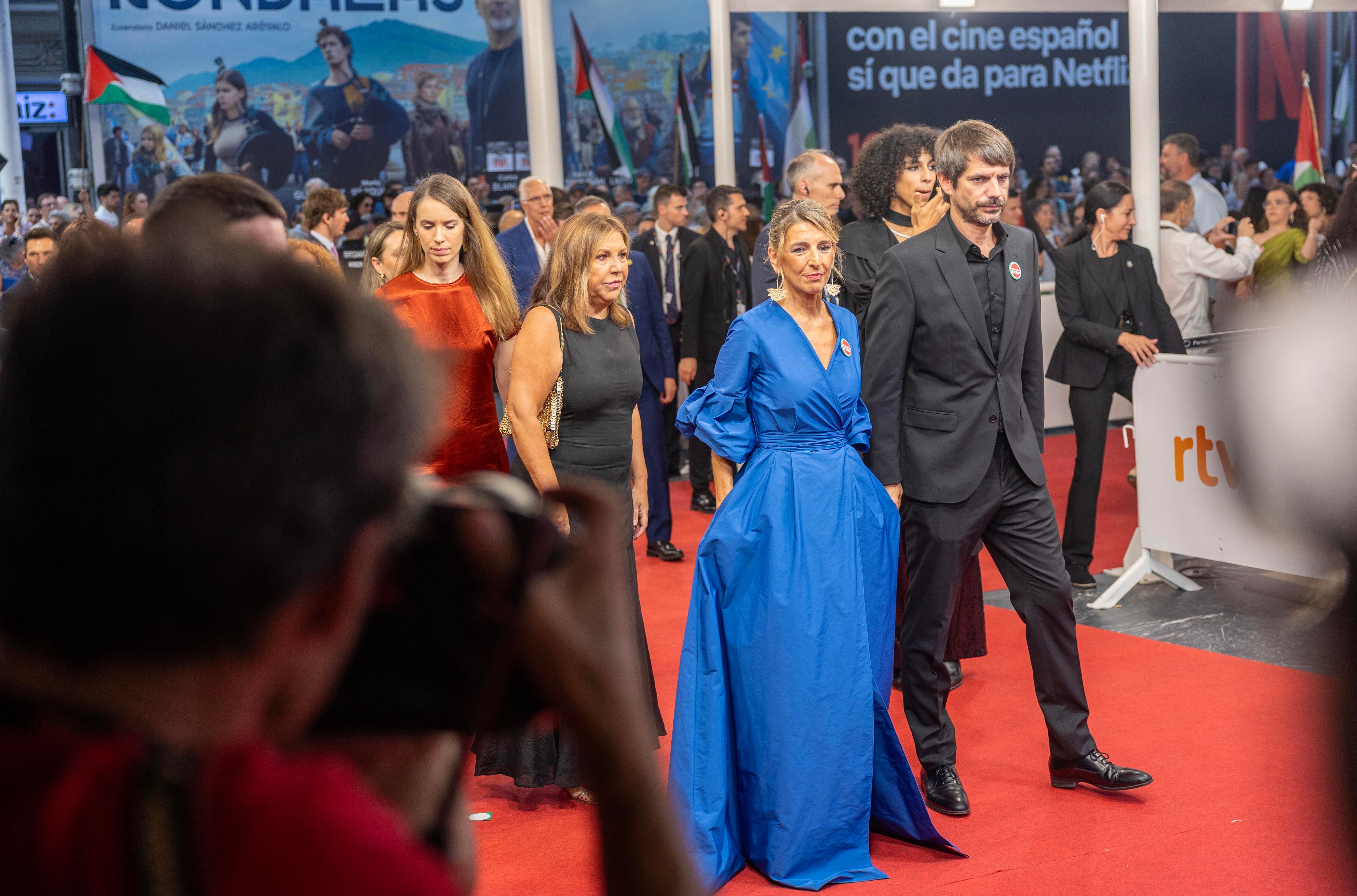La vicepresidenta Yolanda Díaz y el ministro Ernest Urtasun, en la entrada a la gala de la noche en el Kursaal.