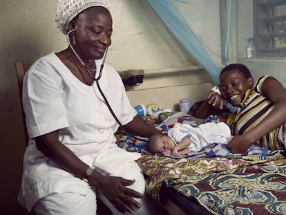 La enfermera Antoinette Sossa examina a un recién nacido en un hospital del suroeste de Benín.