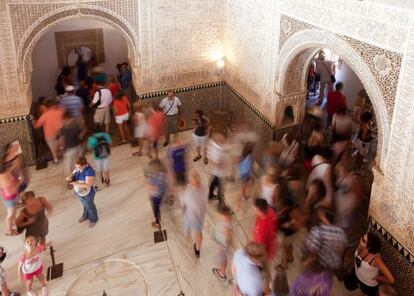 Turistas en la sala de Dos Hermanas.