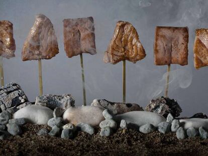 Paisaje comestible de Dani García: espetos de atún formando una playa.
