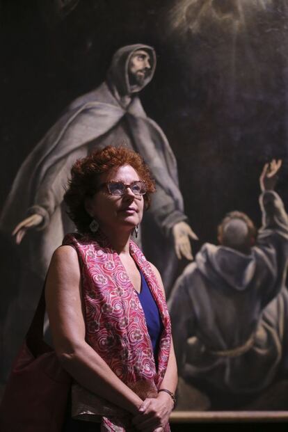 La comisaria de la exposición, Leticia Ruiz frente a La visión de San Francisco, 1600, óleo sobre lienzo, 203 x 148 cm.