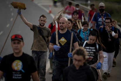 Voluntarios desplazados hasta las poblaciones afectadas por la Dana vuelven a Valencia tras la jornada de trabajo. 

