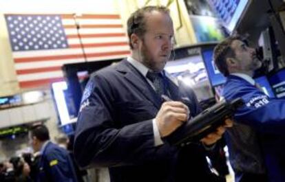 Agentes de Bolsa realizan operaciones bursátiles durante la apertura de Wall Street en Nueva York. EFE/Archivo