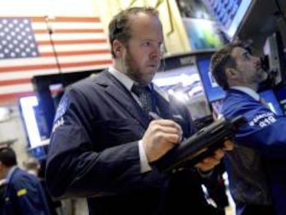 Agentes de Bolsa realizan operaciones bursátiles durante la apertura de Wall Street en Nueva York. EFE/Archivo