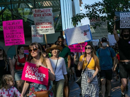 Manifestantes a favor del derecho al aborto, este viernes en Portland (Oregón).