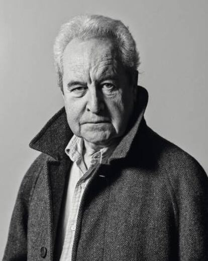 John Banville posa para ICON con ese gesto tan suyo de haberlo visto todo y no estar de acuerdo con casi nada.