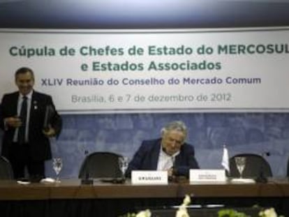 El presidente de Uruguay, José Mujica (c), recibe la presidencia rotativa del Mercosur de manos de la jefa de Estado de Brasil, Dilma Rousseff (no en la foto), en la XLIV Cumbre de Jefes de Estado del Mercosur en Brasilia.