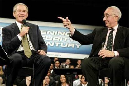 El actor Ben Stein bromea con Bush, ayer en un colegio del Estado de Maryland.