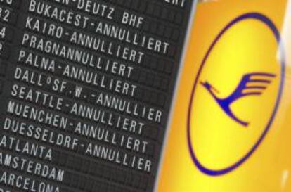 Un panel de información muestra los vuelos de Lufthansa cancelados en el aeropuerto de Fráncfort (Alemania) hoy, viernes 4 de abril de 2014. Los pilotos de la aerolínea alemana Lufthansa están llamados hoy a la tercera y última jornada de huelga sin haber logrado todavía llegar a un acuerdo con la compañía.