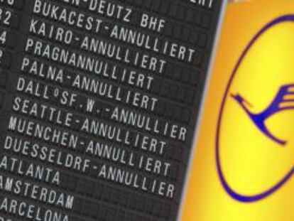 Un panel de información muestra los vuelos de Lufthansa cancelados en el aeropuerto de Fráncfort (Alemania) hoy, viernes 4 de abril de 2014. Los pilotos de la aerolínea alemana Lufthansa están llamados hoy a la tercera y última jornada de huelga sin haber logrado todavía llegar a un acuerdo con la compañía.