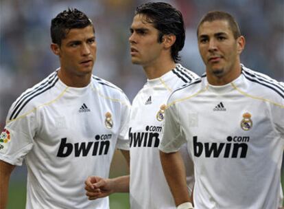 Cristiano Ronaldo, a la izquierda, Kaká (centro) y Benzemá, tres fichajes estrella que se verán afectados por la reforma de la ley. 
/ álvaro gar
