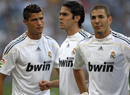 Cristiano Ronaldo, a la izquierda, Kaká (centro) y Benzemá, tres fichajes estrella que se verán afectados por la reforma de la ley.
/ álvaro gar