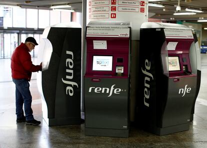 Un viajero compra un billete en la estación de Madrid-Atocha.