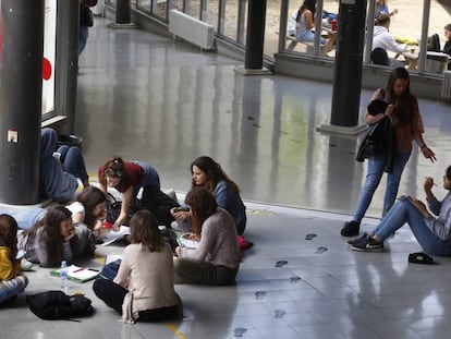 Un grupo de estudiantes en la Universidad Autónoma de Barcelona.