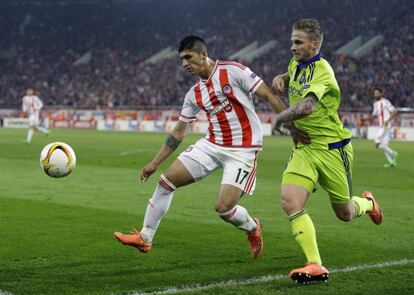 Alan Pulido durante un partido de Europa League.