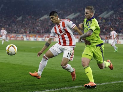 Alan Pulido durante un partido de Europa League.