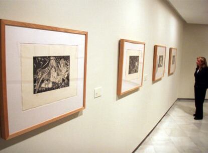 Un visitante en la exposición <i>La multiplicidad del vértice,</i> de Picasso, en Benalmádena.