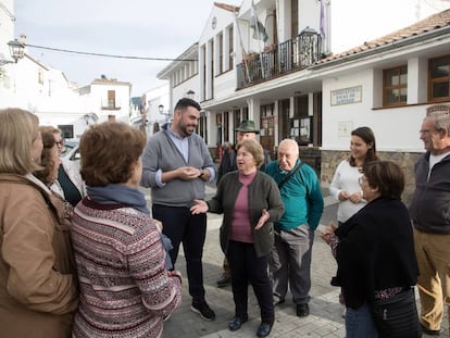 Varios vecinos de Jubrique (Málaga) charlan en una de sus calles.