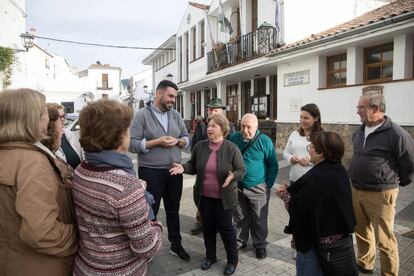 Varios vecinos de Jubrique (Málaga) charlan en una de sus calles.