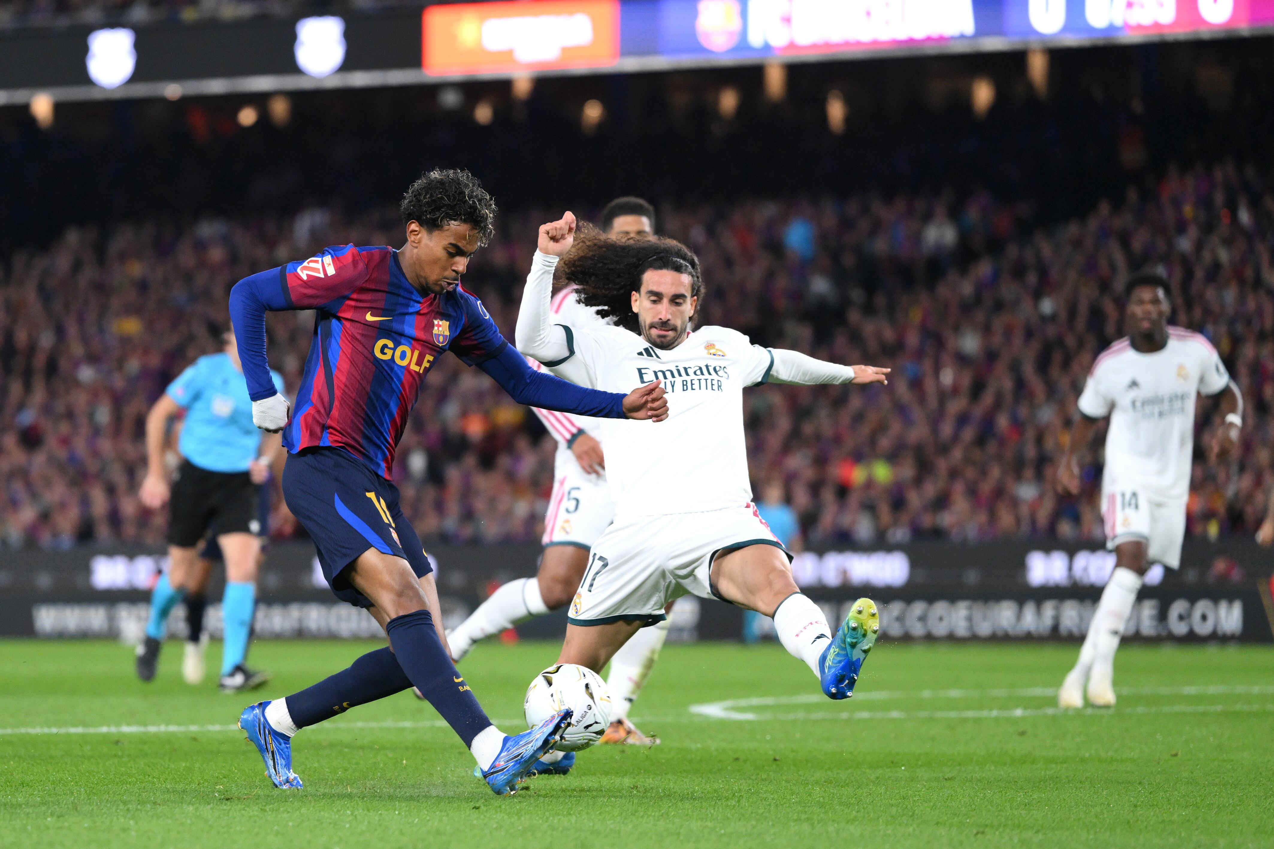 Barcelona - Real Madrid en directo | El Barça domina la posesión, pero el encuentro comienza igualado