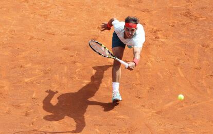 Nadal devuelve una pelota ante Parie.