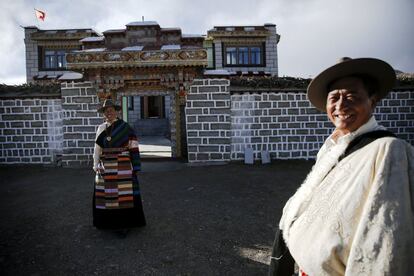 Tibetan herdsman Lob Sang (R) and his wife Lomo smile in front of their home after being visited by foreign reporters on a government organised tour in Damxung county of the Tibet Autonomous Region, China 