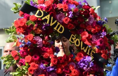 Corona de flores por David Bowie en Hollywood, California (EE UU).