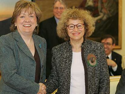 María Jesús San Segundo (izquierda) y Catherine Cesarsky, tras la firma del acuerdo.
