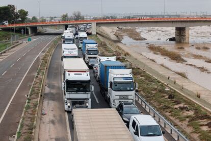 Atascos kilométricos en los accesos a Valencia por las restricciones de circulación tras la dana