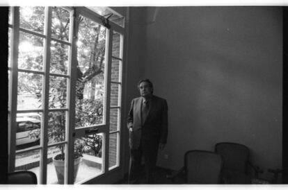 Octavio Paz en una de las galerías de La Residencia de Estudiantes de Madrid.