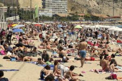 Una gran cantidad de personas acuden a la playa de El Postiguet de Alicante. EFE/Archivo