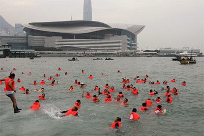 Agricultores surcoreanos se arrojan al agua frente al centro de convenciones donde se celenrea la Cumbre.