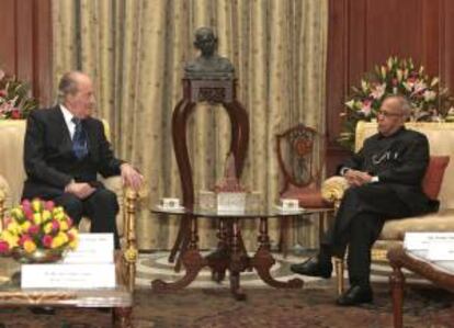El rey de España, Juan Carlos, conversa con el presidente de la India, Pranab Mujerjee (d), durante la reunión de las delegaciones de los dos países, hoy en Nueva Delhi, dentro de la visita del monarca español a la India.