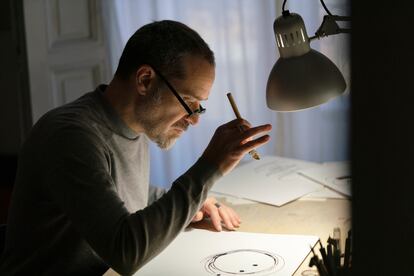 José María Passalacqua en su mesa de trabajo haciendo uso de una pluma “folded pen”, heredera del “ruling pen” o tiralíneas tradicional.