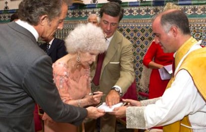 La duquesa de Alba, Cayetana Fitz-James Stuart, firma tras contraer matrimonio con Alfonso Díez, en la ceremonia celebrada hoy en la capilla del Palacio de las Dueñas en Sevilla.