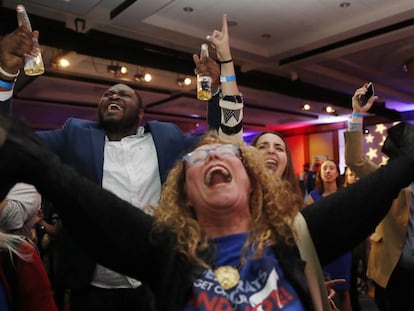 Democratas celebram a vitória de Maria Cantwell em Washington