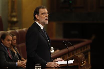  El líder del PP y presidente del Gobierno en funciones, Mariano Rajoy, durante su intervención en el debate de su investidura, esta tarde en la Cámara Baja. 